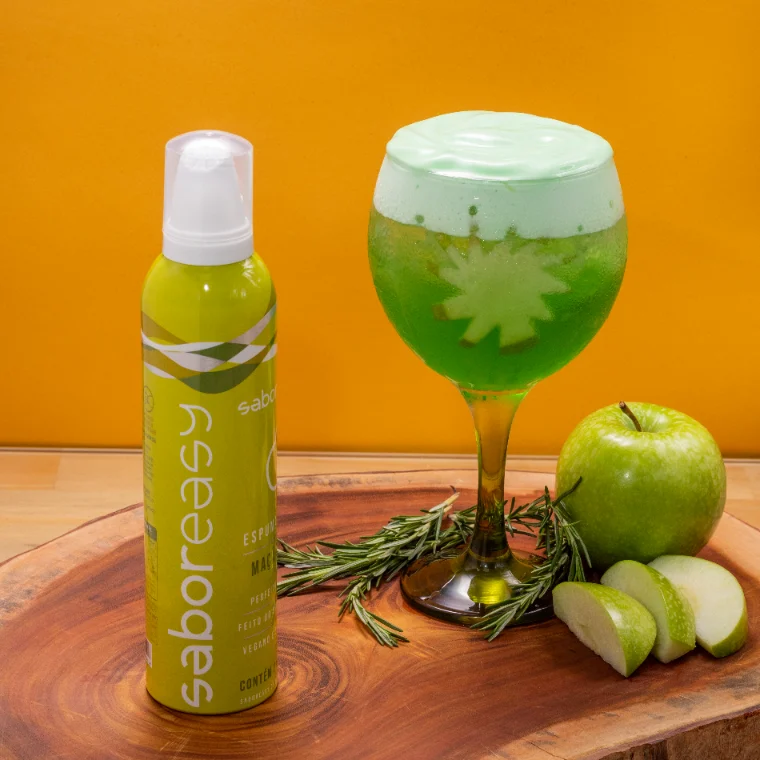 Drinque de maçã verde finalizado com espuma