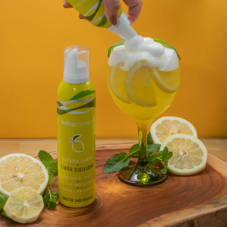 Espuma de limão siciliano aplicada sobre drinque com gelo