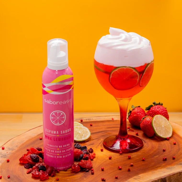 Drinque finalizado com espuma Pink Lemonade